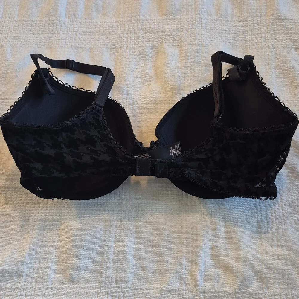 Victoria's Secret women's 32D Demi Buste black bra EUC or better - Picture 2 of 7